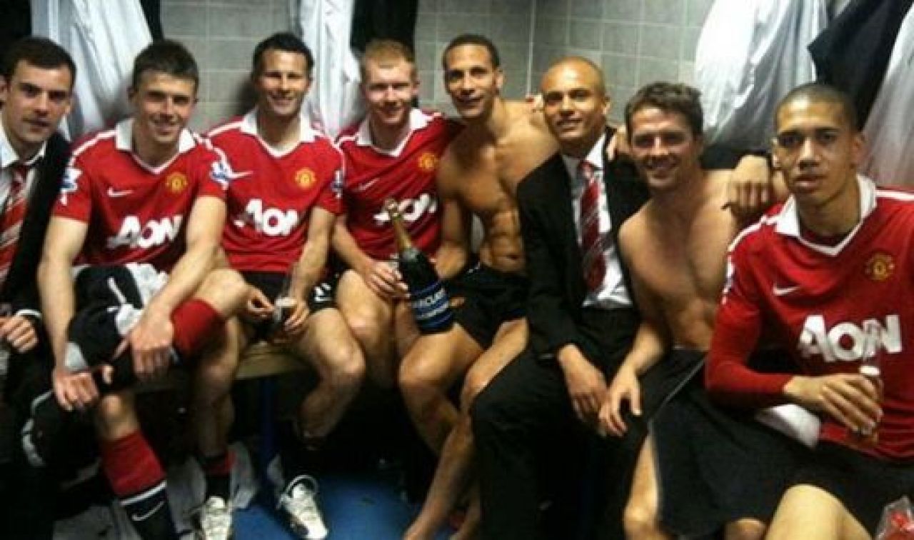 S-au facut PRAF la petrecerea pentru titlul 19! Ce mesaje au postat pe Twitter jucatorii de la Manchester United :)_3