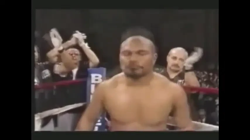 VIDEO: Probabil cel mai brutal KO din istoria boxului! Nici corzile nu l-au mai putut tine: