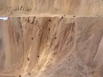 VIDEO FABULOS! Sunt oameni sau furnici? Cea mai tare cursa vazuta vreodata pe un unghi IMPOSIBIL