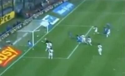 VIDEO / Cel mai tare autogol al zilei: portarul si-a bagat mingea in poarta in cel mai tare meci din Argentina!