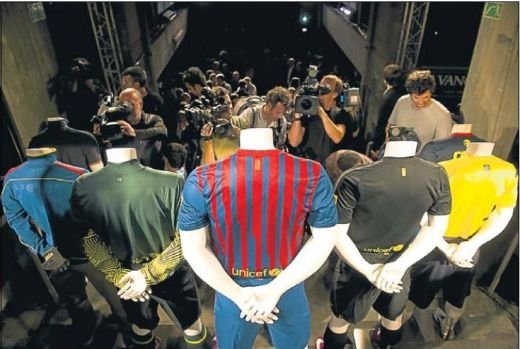 Barcelona ALL BLACKS! Jucatorii s-au pozat pentru prima data in noile tricouri! Vezi istoria FOTO a echipei care nu si-a schimbat niciodata modelul_2