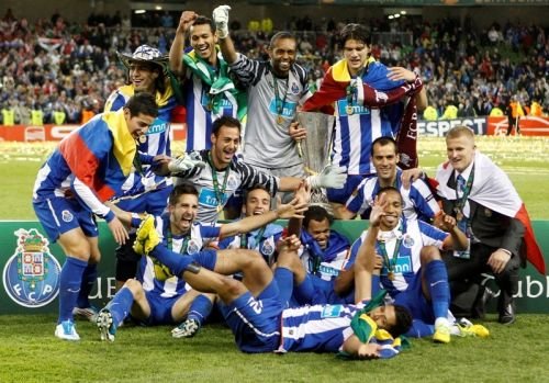SUPER FOTO: Lacrimile rapidistilor dupa sfertul cu Steaua din 2006 au fost sterse de Sapunaru! Fularul Rapidului este pe trofeul Europa League!