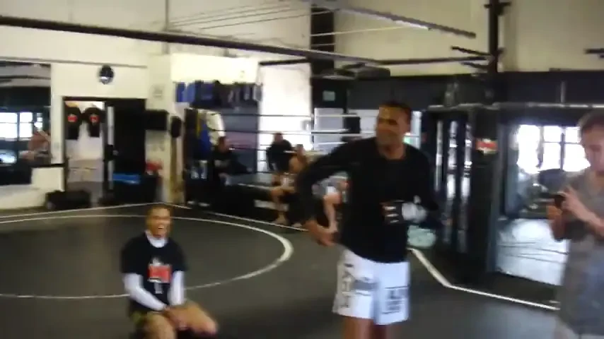 VIDEO INCREDIBIL: Si-a luat KO de doua ori in acelasi meci! Vezi cum a fost posibil: