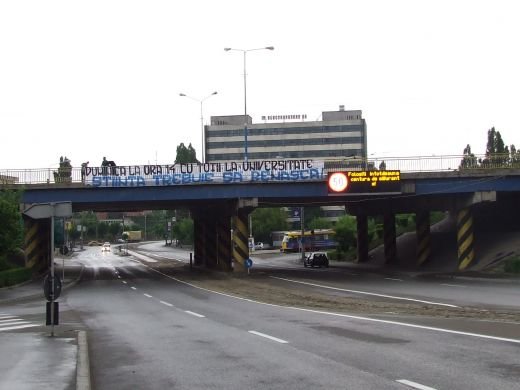Fanii Craiovei vor ELIBERAREA Universitatii! Au impanzit orasul cu mesaje pentru a chema lumea la PROTEST! Vezi comunicatul:_2