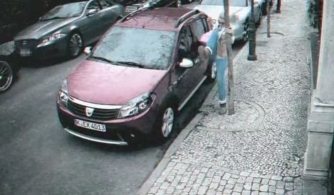 VIDEO! Inca 3 reclame Dacia SOCANTE din 2011: Oamenii o iau razna: o zgarie cu cheia, o arunca la gunoi si o iau la suturi