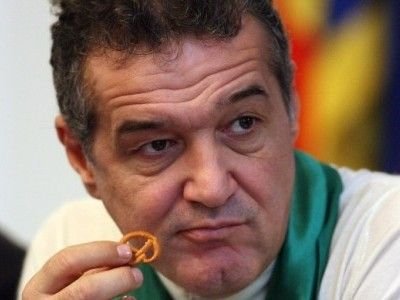 Englezii fac un ROMAN despre Gigi! Cel mai nou capitol aparut azi in presa engleza: Prima in acadele si ciocolata de 1.7 mil euro :)