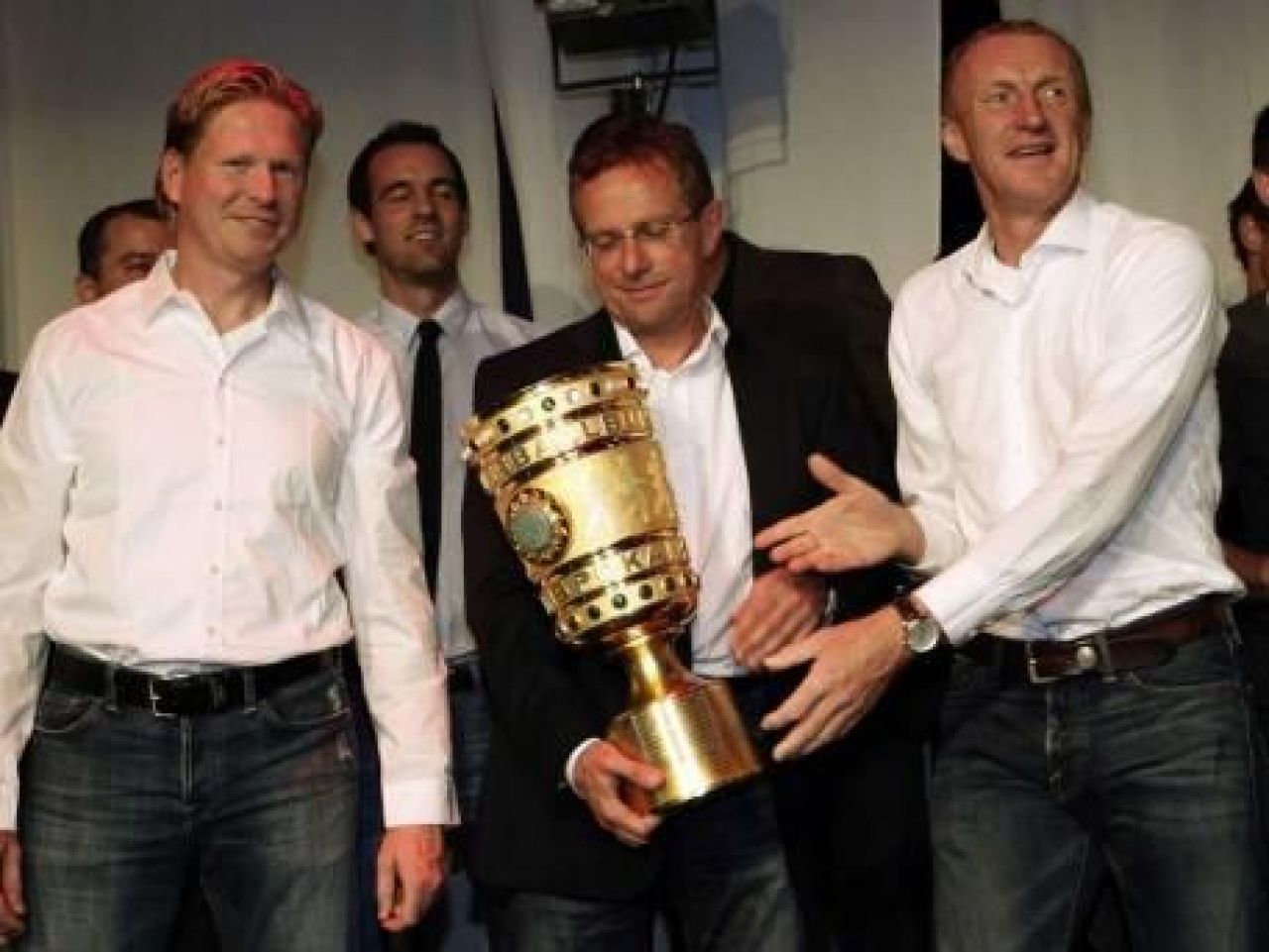 VIDEO SUPER FAZA! Raul a fost lider de galerie la Schalke dupa ce a luat Cupa Germaniei! Ce facea Deac in acel moment :)_2
