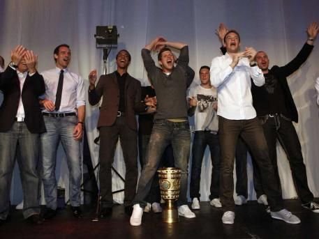 VIDEO SUPER FAZA! Raul a fost lider de galerie la Schalke dupa ce a luat Cupa Germaniei! Ce facea Deac in acel moment :)_3