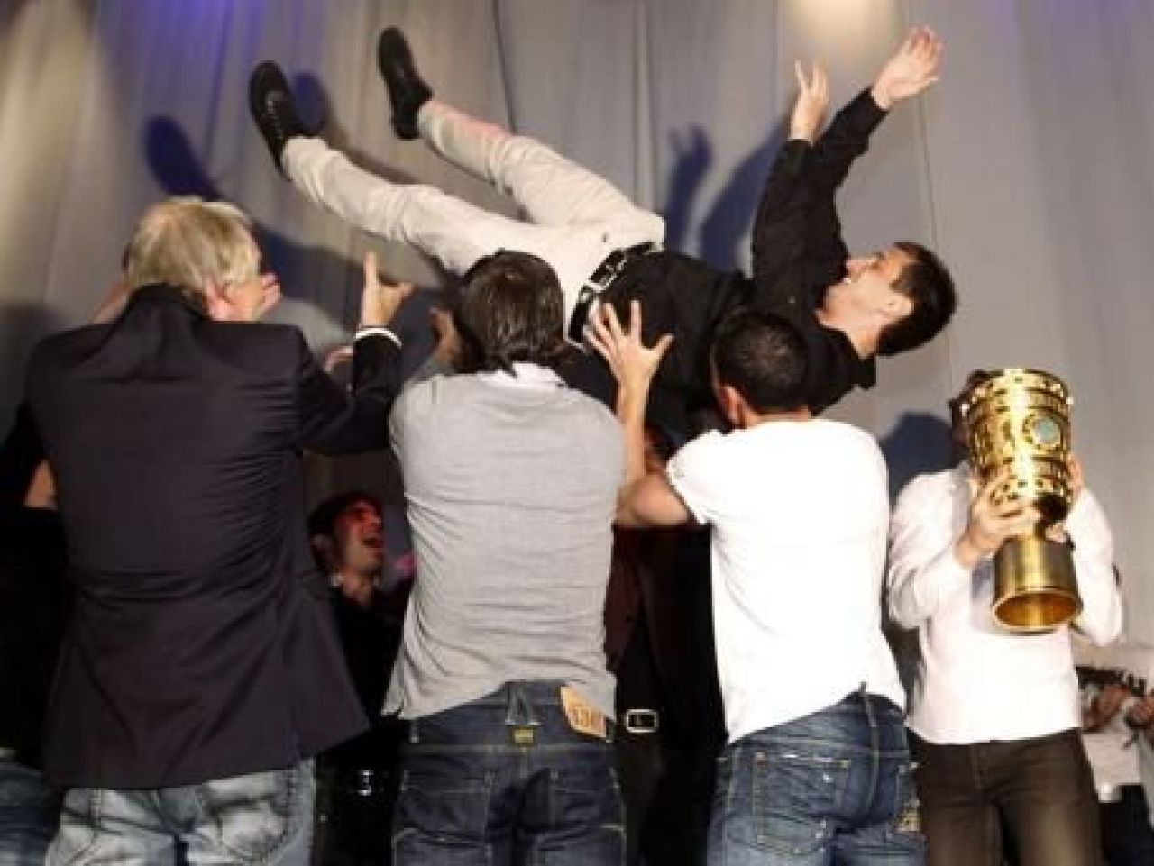 VIDEO SUPER FAZA! Raul a fost lider de galerie la Schalke dupa ce a luat Cupa Germaniei! Ce facea Deac in acel moment :)_4