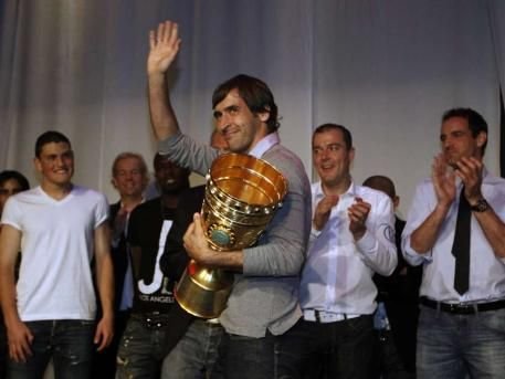 VIDEO SUPER FAZA! Raul a fost lider de galerie la Schalke dupa ce a luat Cupa Germaniei! Ce facea Deac in acel moment :)_6