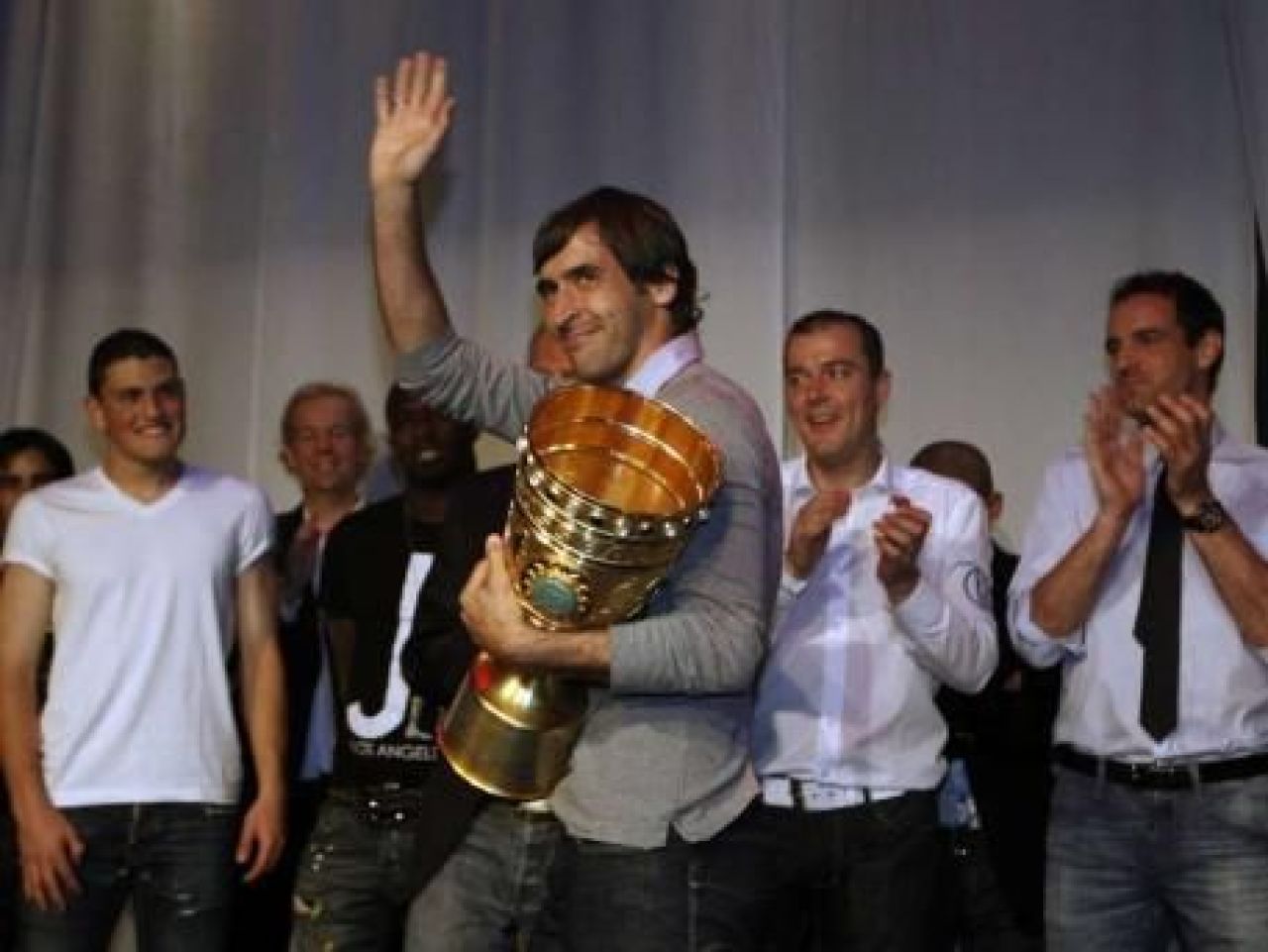 VIDEO SUPER FAZA! Raul a fost lider de galerie la Schalke dupa ce a luat Cupa Germaniei! Ce facea Deac in acel moment :)_6