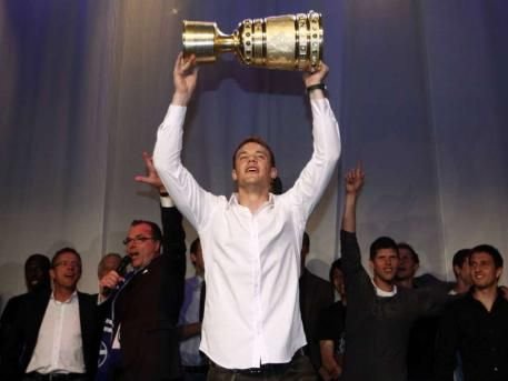 VIDEO SUPER FAZA! Raul a fost lider de galerie la Schalke dupa ce a luat Cupa Germaniei! Ce facea Deac in acel moment :)_8