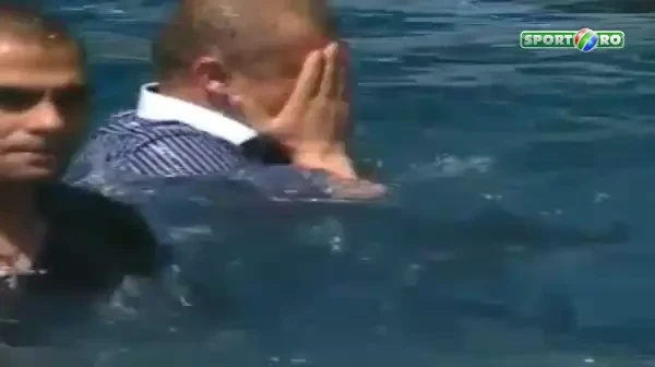VIDEO FABULOS! Petrecere fara limite la Galati! Marius Stan si Dorinel Munteanu aruncati in piscina de jucatori