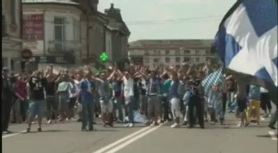 VIDEO! Fanii au iesit in strada sa-l dea jos pe Mititelu: au aruncat cu fumigene in club! Ce glume au inventat cu Mititelu