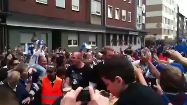 VIDEO INCREDIBIL! Pretul tradarii! Neuer a fost luat la palme de un suporter!