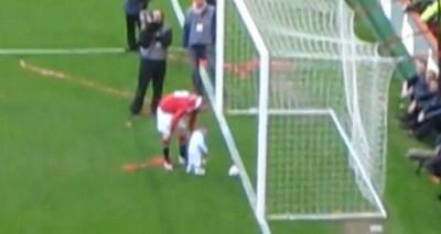 Ratarea saptamanii: pustiul lui&nbsp;Rooney nu a dat gol de pe linia portii! :)))) VIDEO