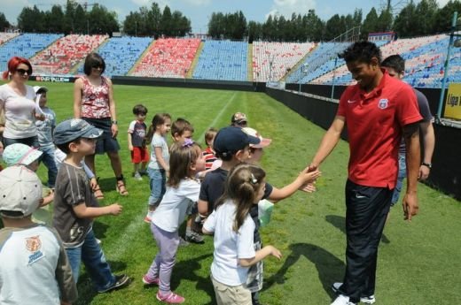 FOTO: Vizita surpriza in Ghencea! N-a fost Gigi, dar n-au lipsit biletele! Cine i-a pus la punct pe stelisti :)_2
