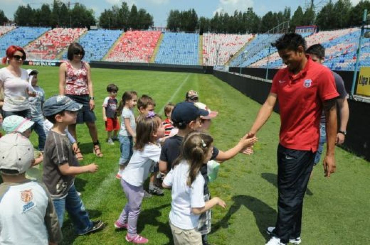 FOTO: Vizita surpriza in Ghencea! N-a fost Gigi, dar n-au lipsit biletele! Cine i-a pus la punct pe stelisti :)_2