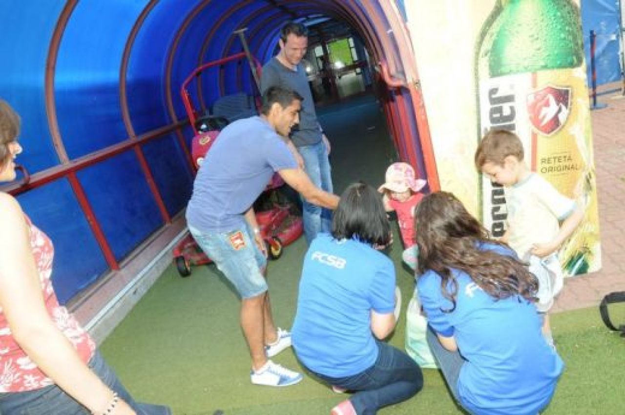 FOTO: Vizita surpriza in Ghencea! N-a fost Gigi, dar n-au lipsit biletele! Cine i-a pus la punct pe stelisti :)_9