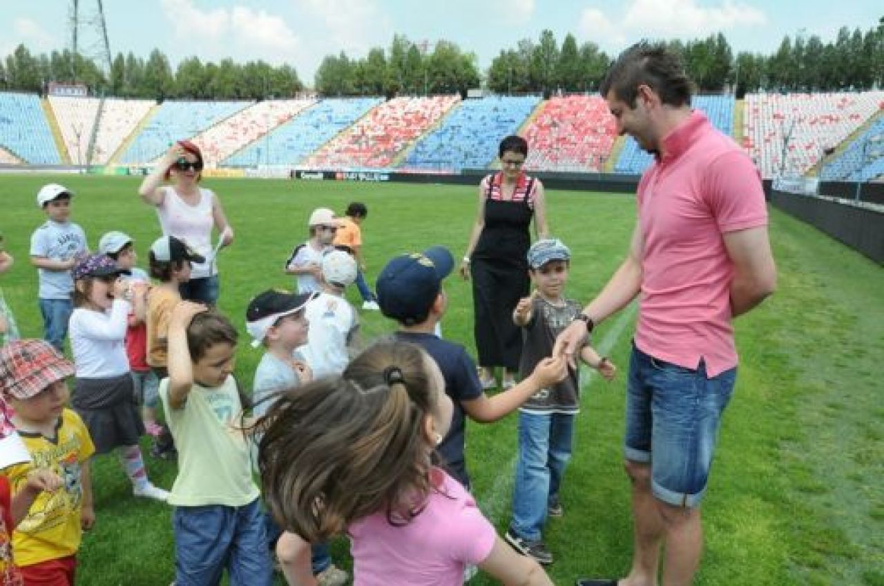 FOTO: Vizita surpriza in Ghencea! N-a fost Gigi, dar n-au lipsit biletele! Cine i-a pus la punct pe stelisti :)_12