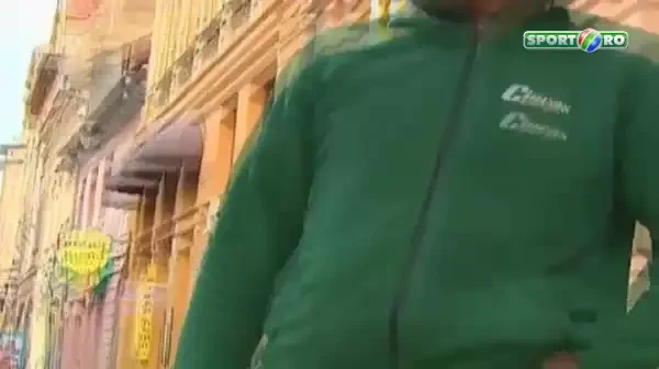 Super imagini din Brasov: un fan si-a vopsit ghipsul in culorile Stelei.