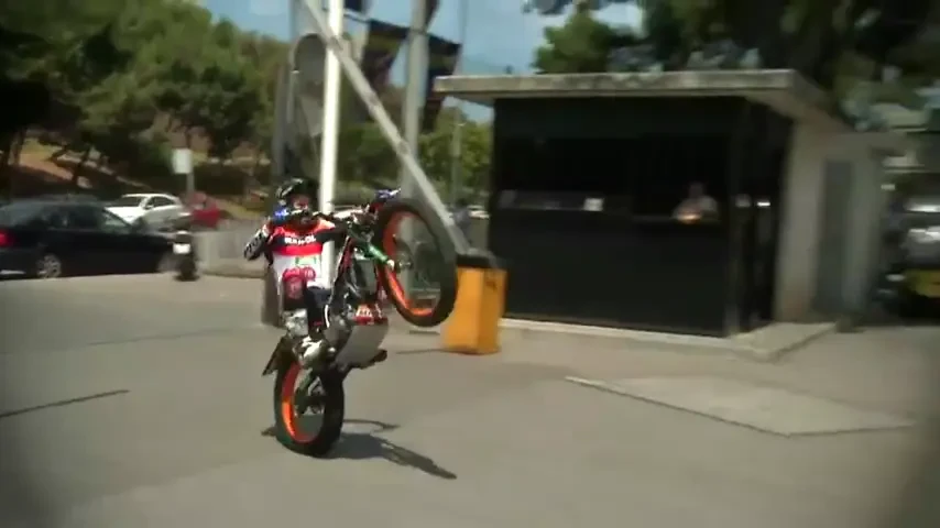 VIDEO: Cand Messi nu-i acasa, joaca Toni Bou pe "masa"! Motociclistul a facut senzatie pe Nou Camp: