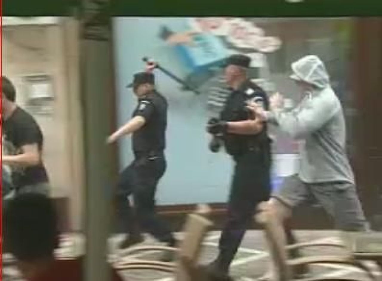 VIDEO! MACEL in Brasov! Stelistii si dinamovistii au pacalit jandarmii si s-au BATUT inainte de meci! 16 retinuti!_6