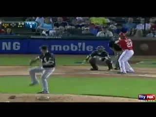 George Bush a fost aproape sa prinda mingea la un meci de baseball ... cu fata :) VIDEO