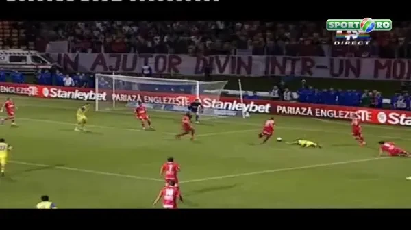 Moti ii pune piedica lui Banel in careu, meciul ia foc! Marius Avram NU DA penalty si lasa jocul sa continue!