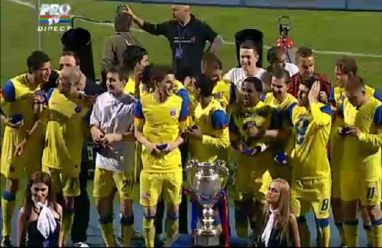 SUPER IMAGINI! Intalnirea dintre milenii! Steaua a primit prima CUPA din acest mileniu de la Ienei! Vezi imagini de la festivitate!_2