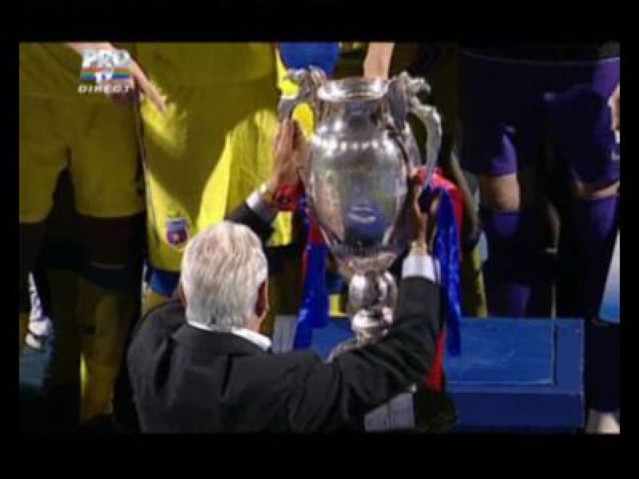 SUPER IMAGINI! Intalnirea dintre milenii! Steaua a primit prima CUPA din acest mileniu de la Ienei! Vezi imagini de la festivitate!_6