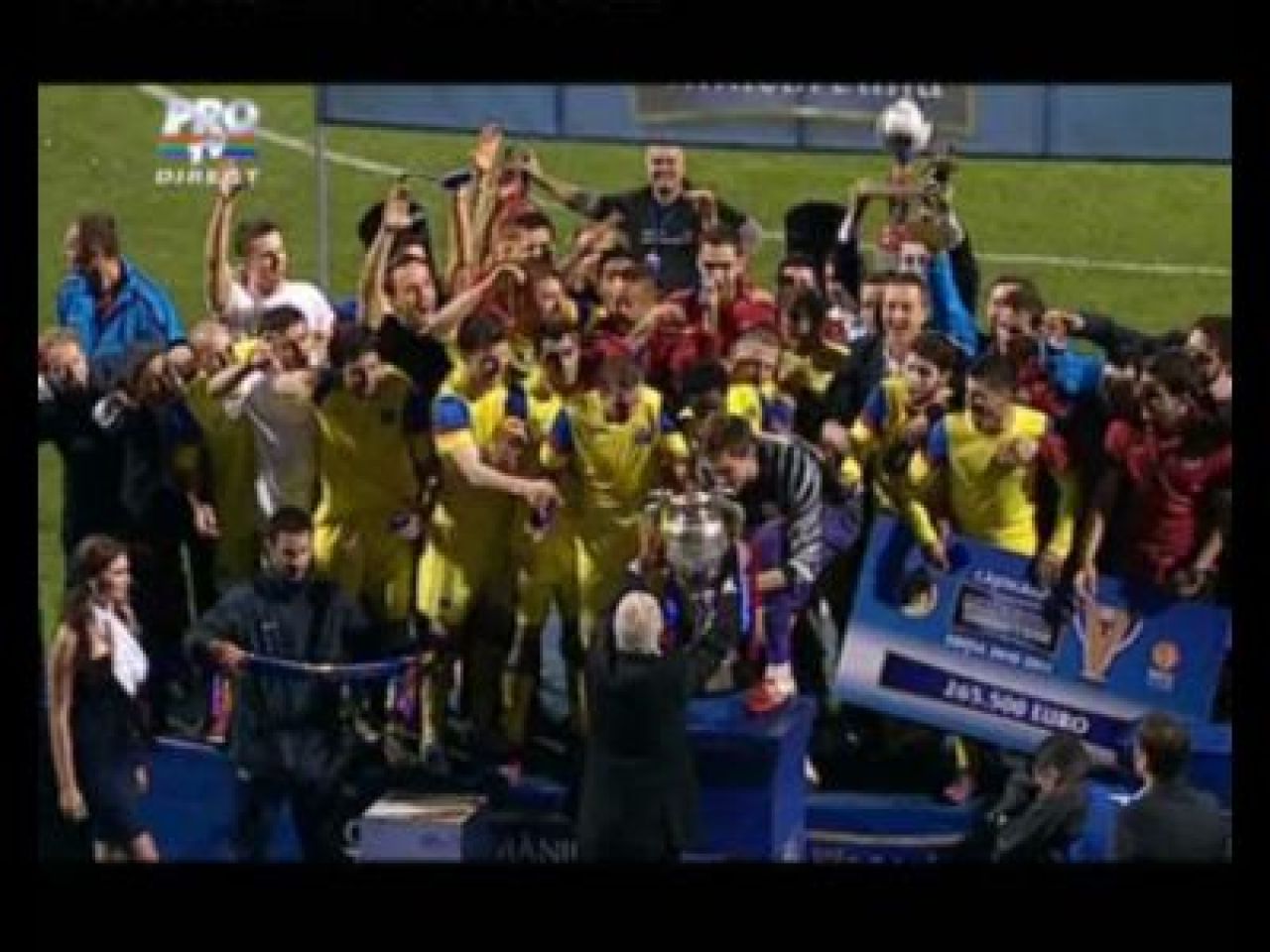 SUPER IMAGINI! Intalnirea dintre milenii! Steaua a primit prima CUPA din acest mileniu de la Ienei! Vezi imagini de la festivitate!_7