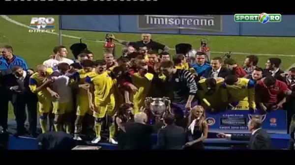 SUPER IMAGINI! Intalnirea dintre milenii! Steaua a primit prima CUPA din acest mileniu de la Ienei! Vezi imagini de la festivitate!