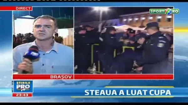 VIDEO! INCIDENTE in timpul meciului! Jandarmii s-au razboit cu suporterii in Piata Sfatului!