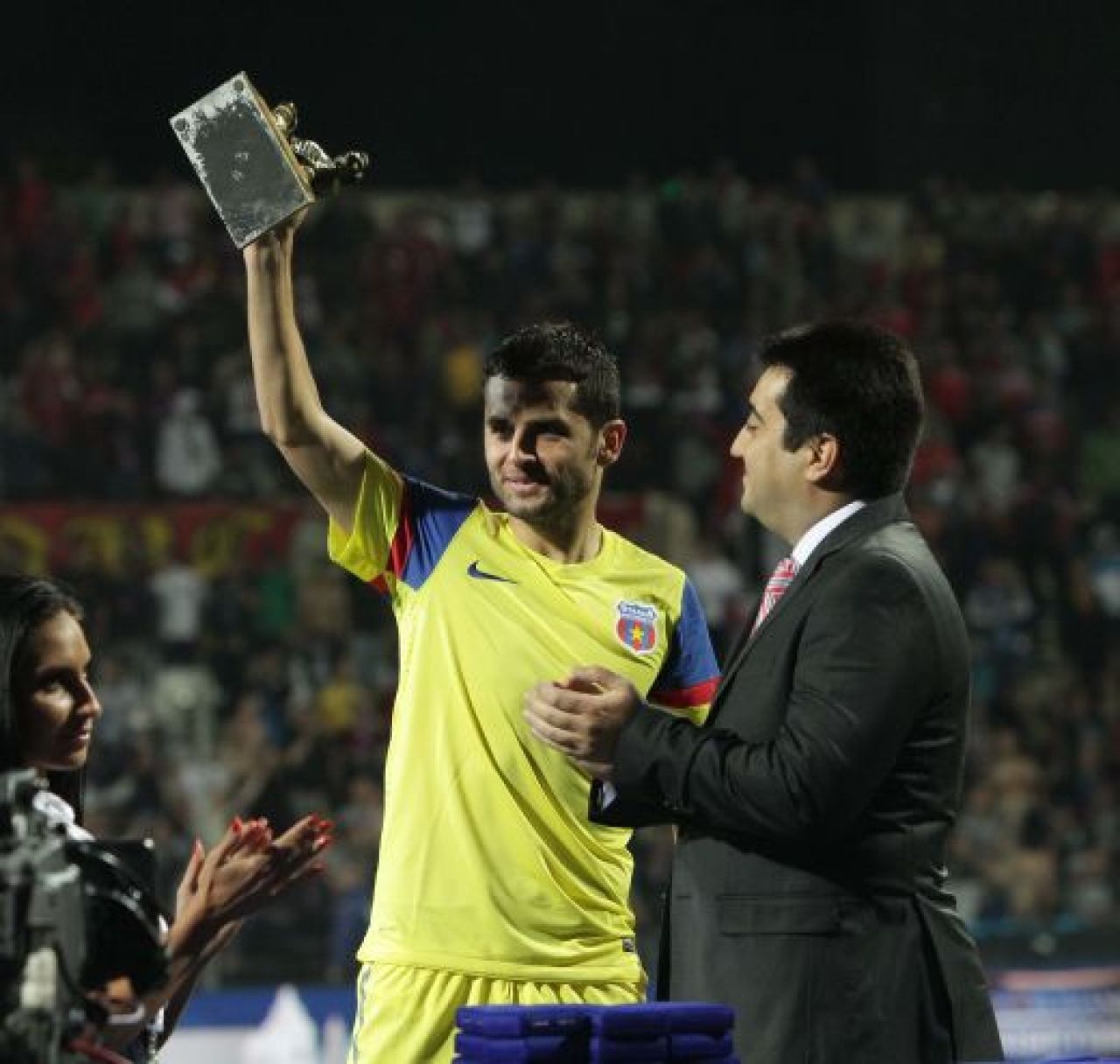 SUPER IMAGINI! Intalnirea dintre milenii! Steaua a primit prima CUPA din acest mileniu de la Ienei! Vezi imagini de la festivitate!_8