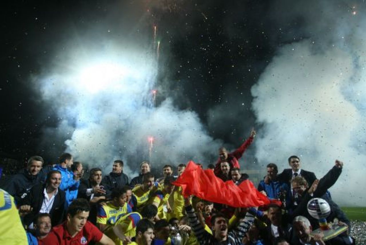 SUPER IMAGINI! Intalnirea dintre milenii! Steaua a primit prima CUPA din acest mileniu de la Ienei! Vezi imagini de la festivitate!_18