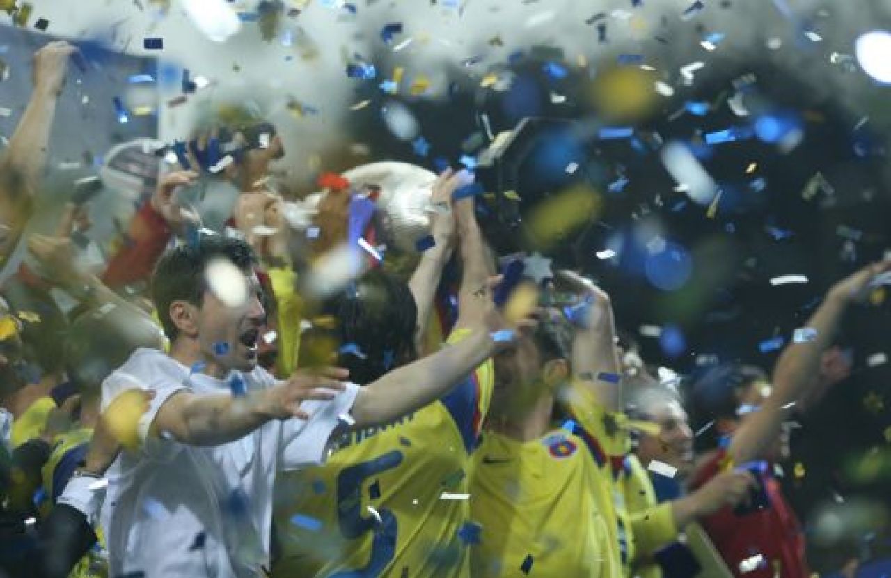 SUPER IMAGINI! Intalnirea dintre milenii! Steaua a primit prima CUPA din acest mileniu de la Ienei! Vezi imagini de la festivitate!_20