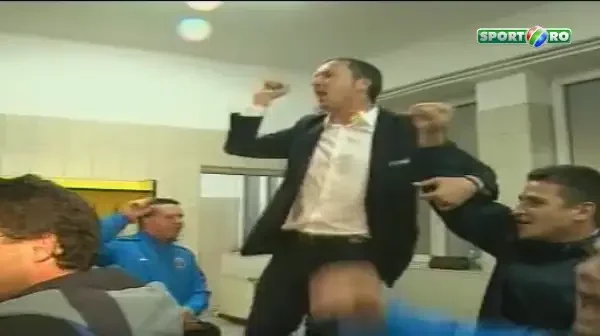 VIDEO Visul unei nopti de vara! Stelistii au petrecut DEZBRACATI in vestiar dupa castigarea Cupei! SUPER imagini: