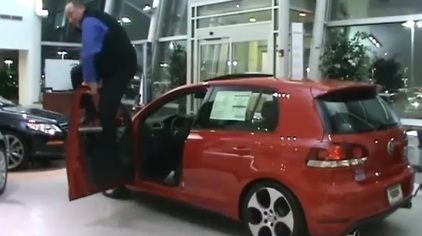 MONUMENTAL! Cel mai convingator vanzator de masini iti prezinta Golf 6!