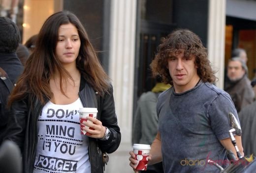 FOTO: Iubita lui Puyol primeste "banderola" la frumusete! Ce declaratie de dragoste ii face capitanului de la Barca: