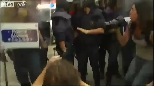 TENSIUNI la Barcelona: protestatari umpluti de sange de catre politisti inainte de finala Ligii!