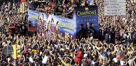 FOTO & VIDEO Fiesta Barcelonei pas cu pas! Artificii, sampanie si cuvintele lacrimogene ale lui Abidal:_20