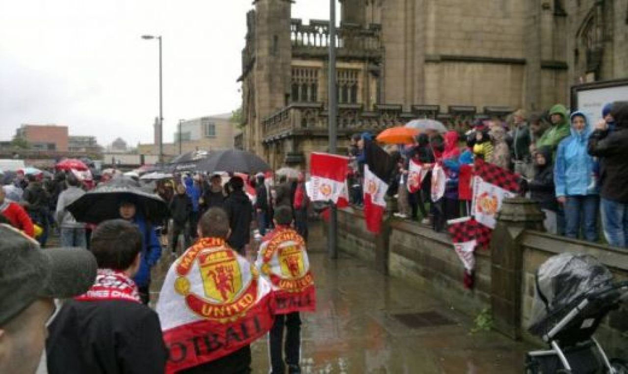 FOTO SI VIDEO: Isterie la Manchester! Cum s-au purtat jucatorii lui United ca niste incepatori in fata fanilor veniti sa sarbatoreasca titlul:_2