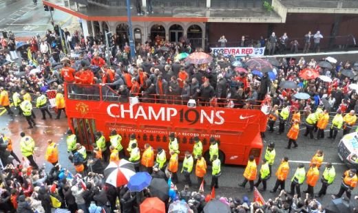 FOTO SI VIDEO: Isterie la Manchester! Cum s-au purtat jucatorii lui United ca niste incepatori in fata fanilor veniti sa sarbatoreasca titlul:_4