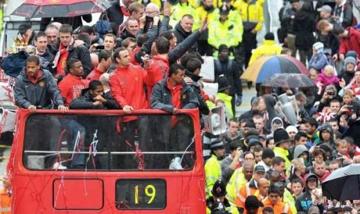 FOTO SI VIDEO: Isterie la Manchester! Cum s-au purtat jucatorii lui United ca niste incepatori in fata fanilor veniti sa sarbatoreasca titlul:_5