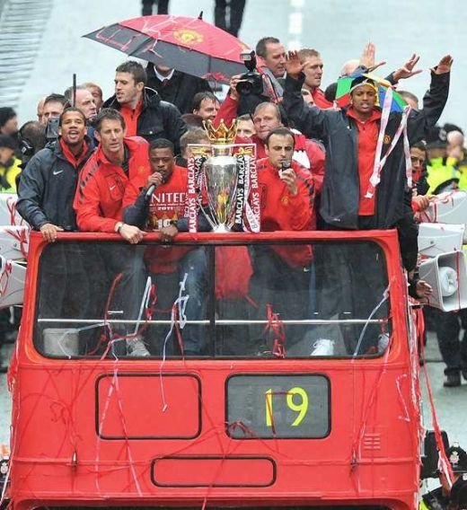 FOTO SI VIDEO: Isterie la Manchester! Cum s-au purtat jucatorii lui United ca niste incepatori in fata fanilor veniti sa sarbatoreasca titlul:_6
