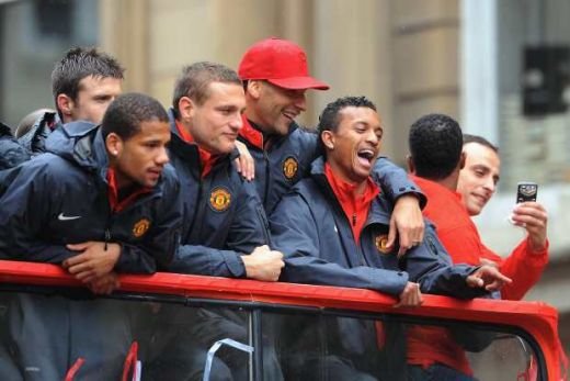 FOTO SI VIDEO: Isterie la Manchester! Cum s-au purtat jucatorii lui United ca niste incepatori in fata fanilor veniti sa sarbatoreasca titlul:_7