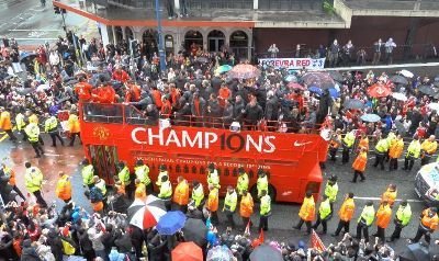 FOTO SI VIDEO: Isterie la Manchester! Cum s-au purtat jucatorii lui United ca niste incepatori in fata fanilor veniti sa sarbatoreasca titlul:_8