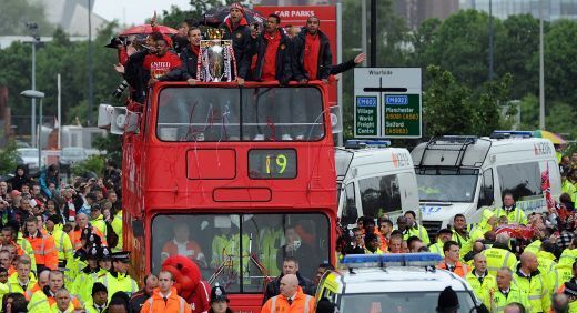 Gafa lui Sergio Ramos i-a molipsit pe toti! Man United a fost la un pas sa scape trofeul sub rotile autocarului :)_9