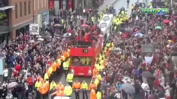 Gafa lui Sergio Ramos i-a molipsit pe toti! Man United a fost la un pas sa scape trofeul sub rotile autocarului :)